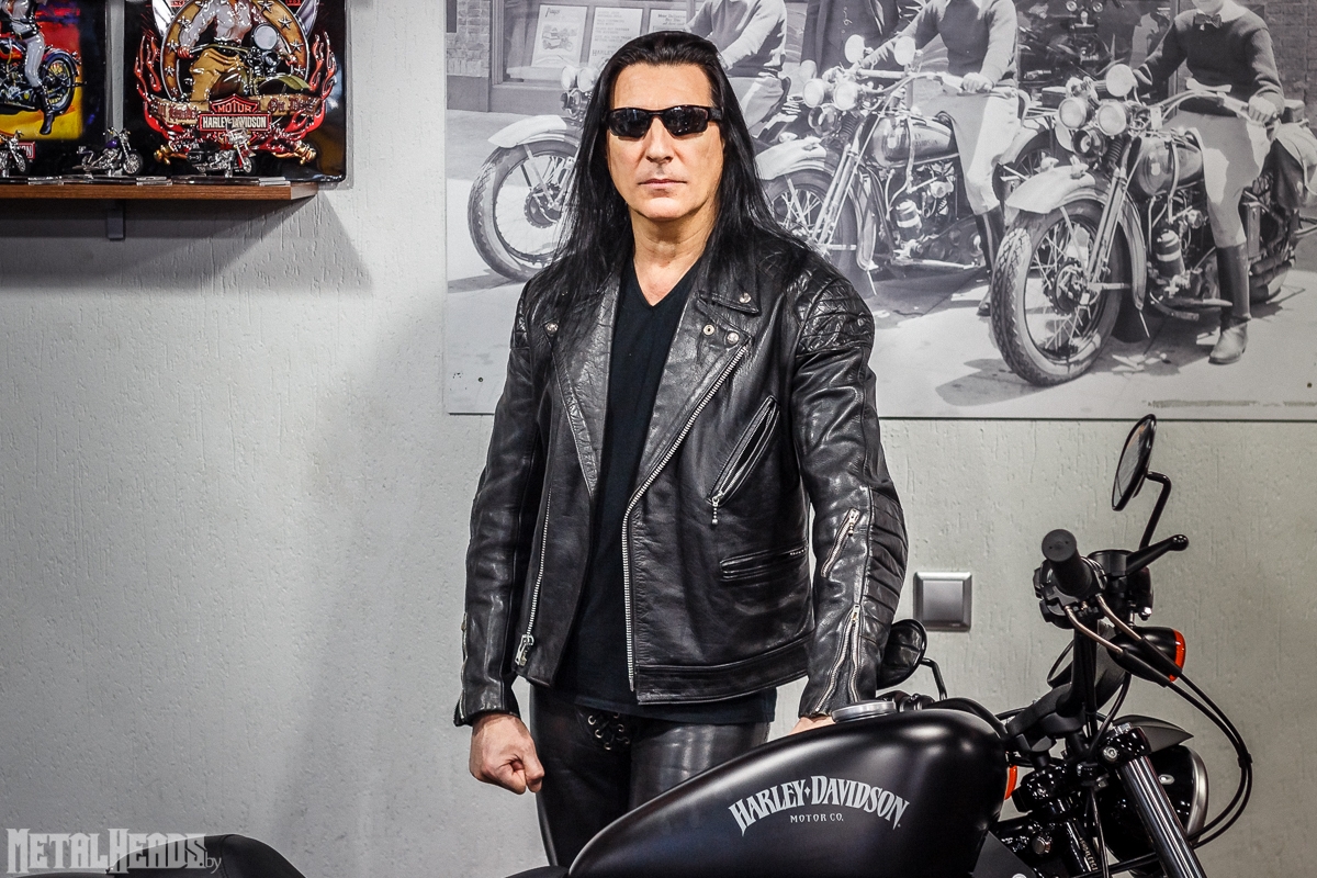 Перед концертом Manowar Джоуи ДиМайо посетил магазин Harley Davidson и ответил на вопросы журналистов